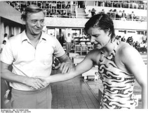 Zwemtrainer Rolf Gläser met Rosemarie Gabriel (1976)