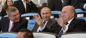 Vlnr IOC-voorzitter Thomas Bach, de Russische president Vladimir Poetin en FIFA-voorzitter Sepp Blatter