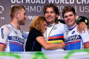 Wereldkampioen Peter Sagan omringd door zijn twee enige Slowaakse ploeggenoten en zijn vriendin Katarina